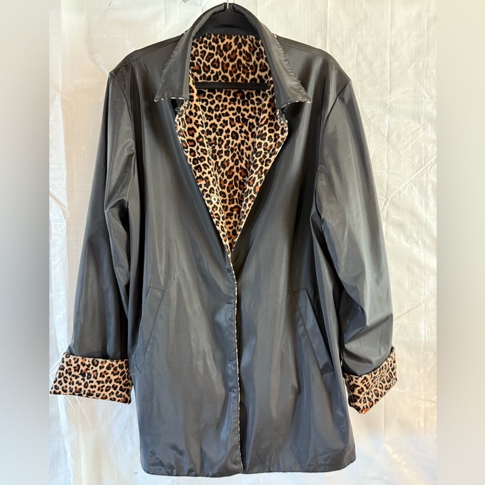 Elegant Black Trench Coat with Leopard Print Lining